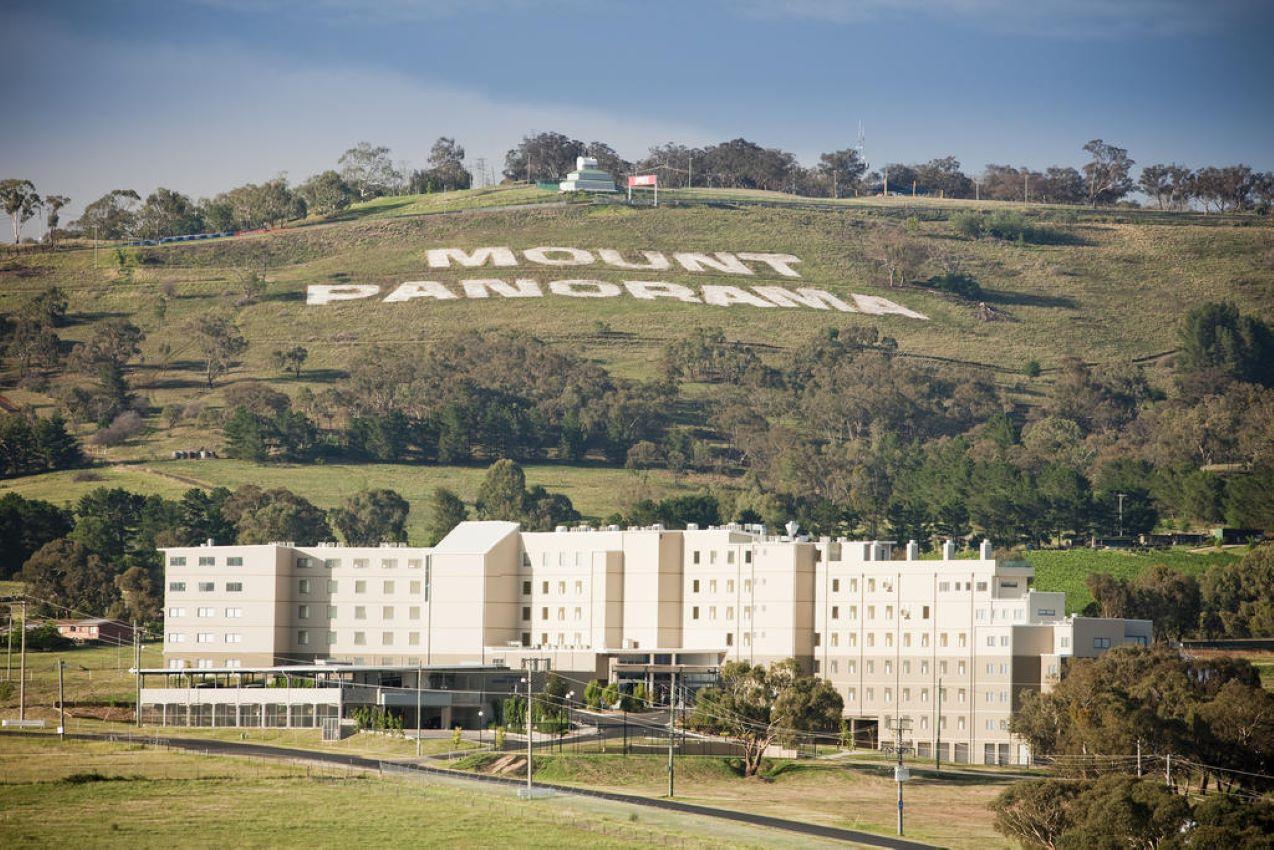 Hotel Rydges Mount Panorama 4*
